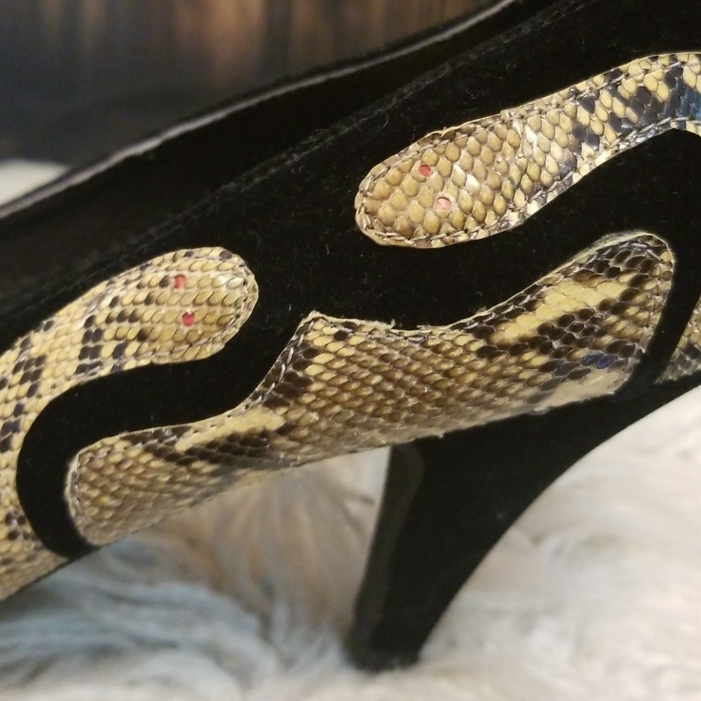 {vintage} Black velvet heels/snake ornamentation - Picture 7 of 8